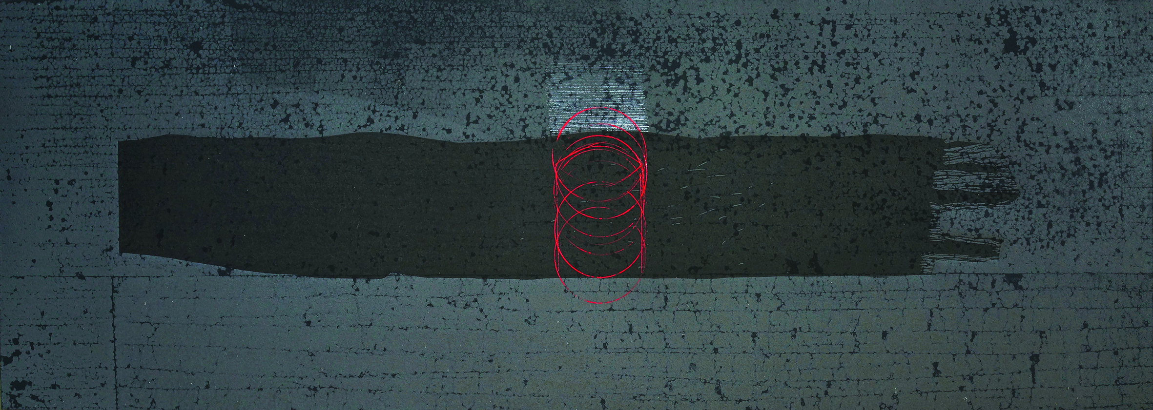 Na zdjęciu widać grafikę w ciemnych szarościach. W centrum jest poziomy pas w kolorze ciemnym szarym. W centrum całości na pasie są czerwone okręgi. 
