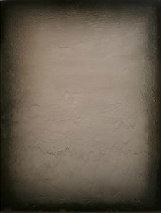 Wystawa Najleprze Dyplomy ASP 2013 roku w Galerii Test, Warszawa, autor Daniel Cybulski. Obraz jest abstrakcyjny i monochromatyczny. Większość obrazu jest jasnoszara i ma delikatną fakturę, która przypomina ociekającą, gęstą farbę. Obszar przy ramach obrazu jest ciemny, o rozmytych konturach.  