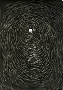 Mateusz Lenart wystawa w Galerii Test VII Triennale Polskiego Rysunku Współczesnego w Lubaczowie 2011 rok. Na rysunku widać ciemnoszare, podłużne i owalne kształty. Kształty układają się w tunel. Na końcu w centrum na górze rysunku jest mały biały prostokąt. Poprzez prostokąt wpada do tunelu delikatne światło. 
