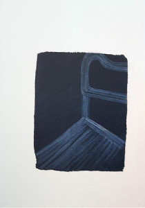 Wystawa Najleprze Dyplomy ASP 2013 roku w Galerii Test, Warszawa, autorka Patrycja Sprada. Na zdjęciu widać fragment krzesła. Widać fragment oparcia oraz siedzenia. Krzesło jest w kolorze jasnoniebieskim. Tło jest ciemnogranatowe. 