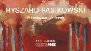Baner na tle czerwonego abstrakcyjnego obrazu: Ryszard Pasikowski, W kontakcie / In touch, 4.08-2.07.2022. Na dole logo Galerii Test.