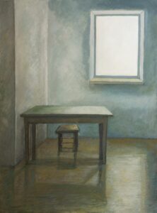 Obraz olejny przedstawiający pomieszczenie w szarych odcieniach. W pomieszczeniu stoi stół z krzesłem a za nim okno.