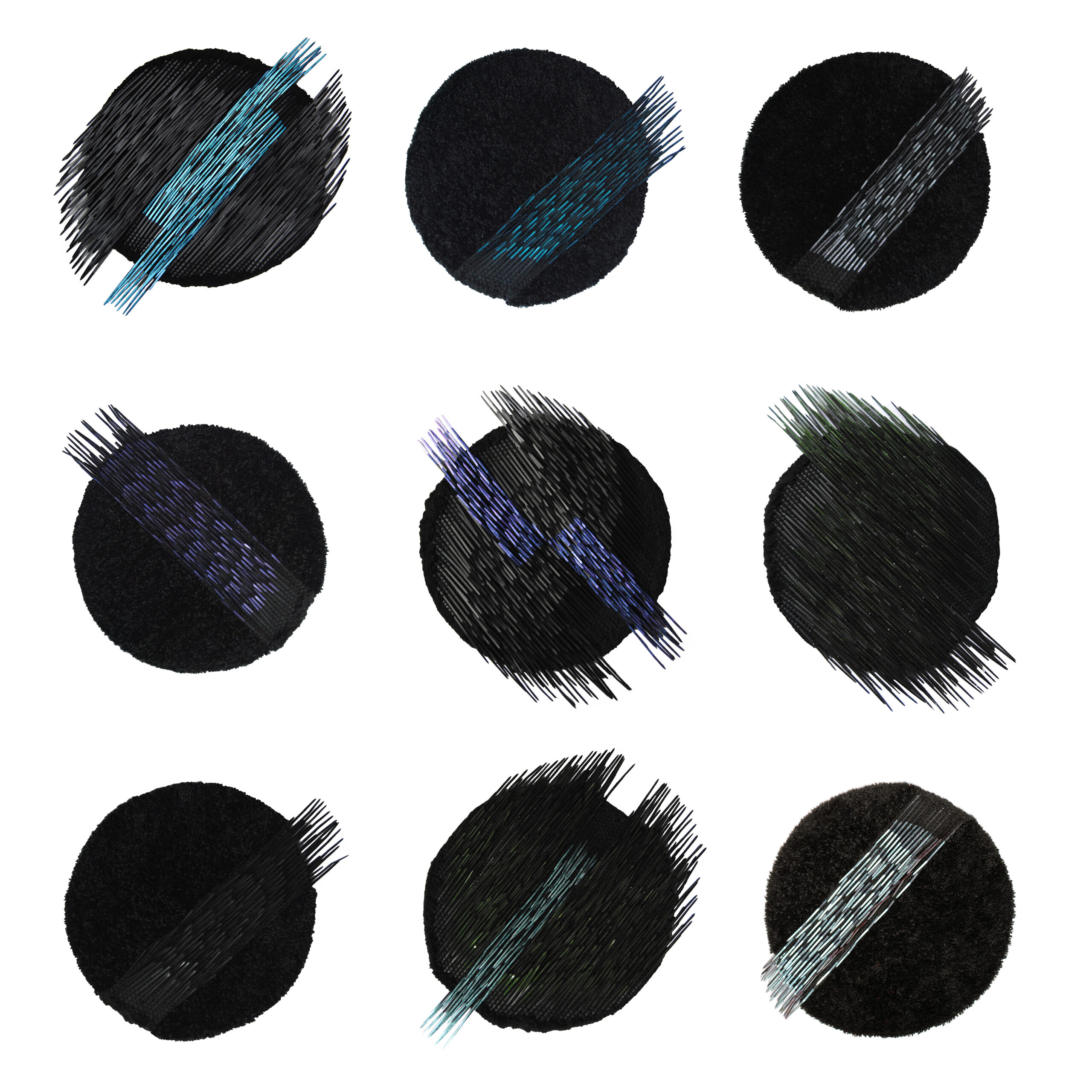 Zdjęcie pracy tkackiej Izabeli Walczak. Na zdjęciu widać dziewięć kół tej samej wielkości. Koła są czarne i widać na nich szare, połyskliwe światło. Na każdym kole widać skosy, które są jaśniejsze od kół. Skosy są koloru szarego i błękitnego.. 