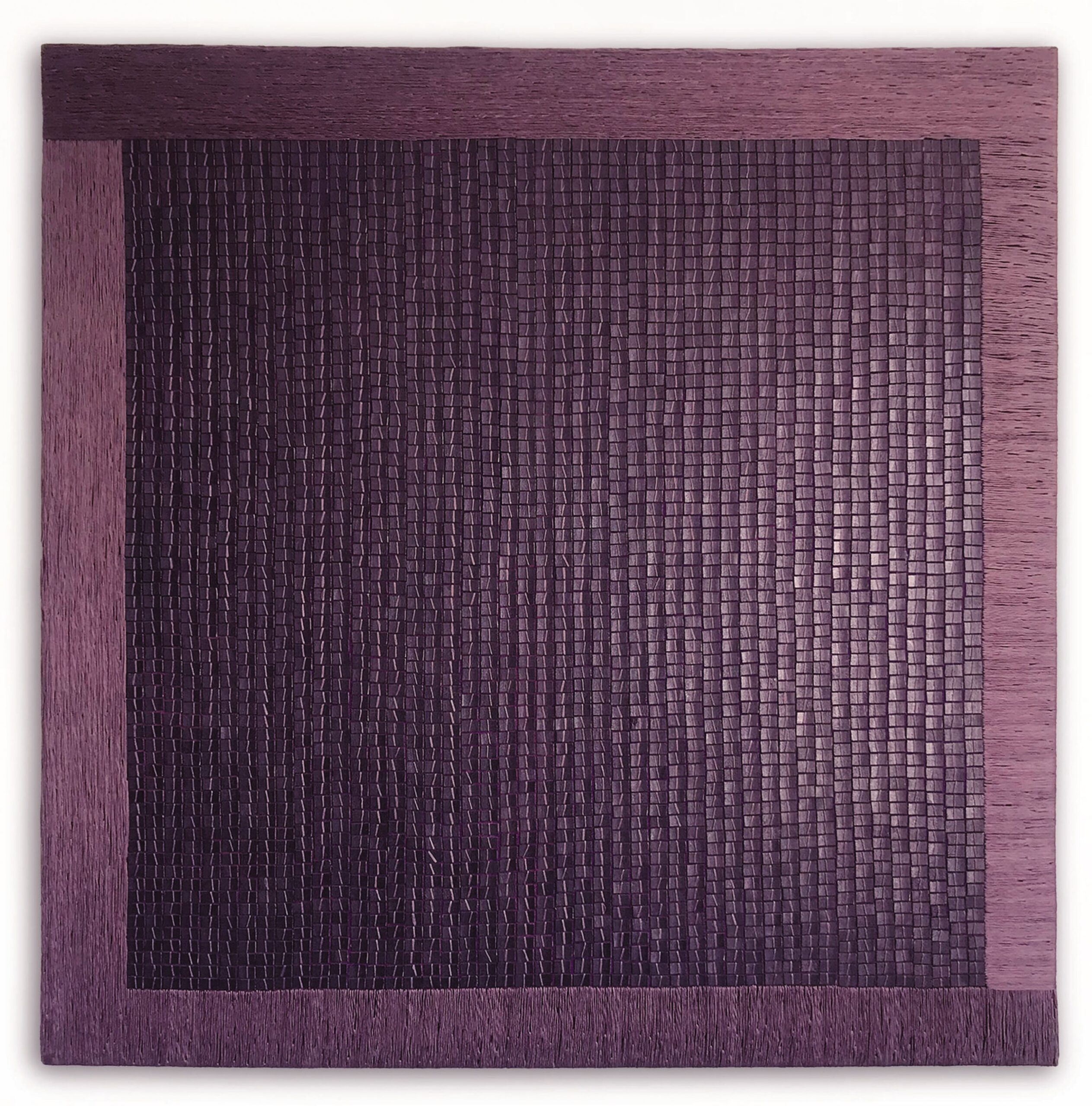 Na zdjęciu pracy Izabeli Walczak widać fioletowy kwadrat i fioletowe ramy. Każda część pracy ma delikatne, rozproszone i fragmentaryczne światło. Kwadrat składa się z mnóstwa małych prostokątów, które mają różną jasność. 