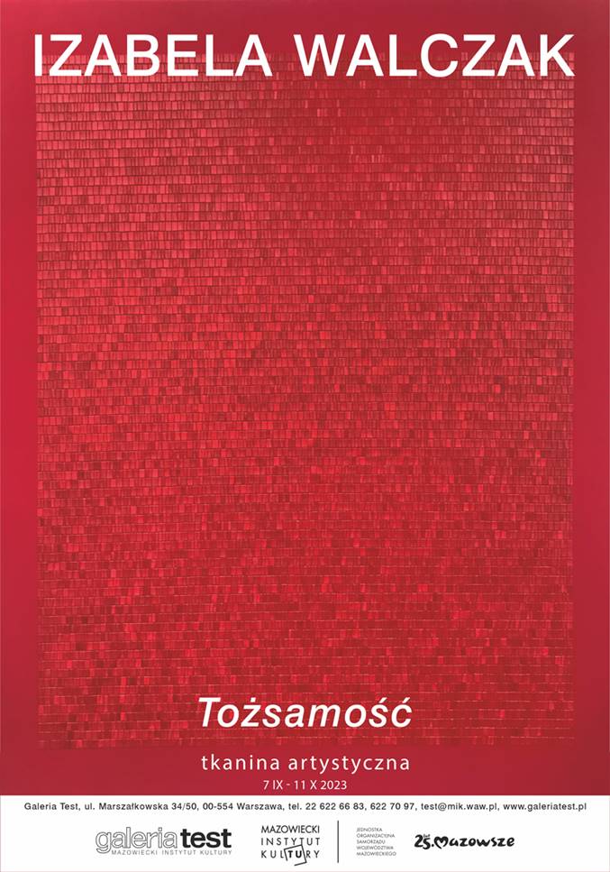 Na zdjęciu widać plakat do wystawy. Jest tam reprodukcja obrazu tkackiego Izy Walczak. Obraz jest w gamie koloru czerwonego. Praca tkacka składa się z mnóstwa małych prostokątów, które mają różny stopień jasności.