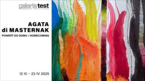 Na lewej stronie obrazu znajduje się białe tło z czarnym i szarym napisem. U góry widzimy logo "galeria test" i nazwę Mazowieckiego Instytutu Kultury. Poniżej, dużą czcionką zapisane jest imię i nazwisko artystki: AGATA di MASTERNAK, a pod nim tytuł wystawy w języku polskim i angielskim: POWRÓT DO DOMU / HOMECOMING. Na dole umieszczone są daty trwania wydarzenia: 12 III – 23 IV 2025. Prawą część grafiki wypełnia fragment abstrakcyjnego obrazu. Widzimy dynamiczne pionowe pasy w intensywnych kolorach – odcieniach czerwieni, żółci, zieleni, błękitu, różu i czerni. Niektóre z tych form mają płynne, organiczne krawędzie, inne są bardziej zdecydowane. Przypomina to efekt barwników rozlewających się po tkaninie lub śladów pozostawionych przez deszcz na powierzchni obrazu. Całość łączy minimalistyczny, nowoczesny układ graficzny z ekspresyjną, żywiołową sztuką, co podkreśla kontrast między informacyjną a artystyczną częścią plakatu.