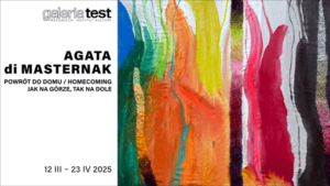 Na lewej stronie obrazu znajduje się białe tło z czarnym i szarym napisem. U góry widzimy logo "galeria test" i nazwę Mazowieckiego Instytutu Kultury. Poniżej, dużą czcionką zapisane jest imię i nazwisko artystki: AGATA di MASTERNAK, a pod nim tytuł wystawy w języku polskim i angielskim: POWRÓT DO DOMU / HOMECOMING.- Jak na górze tak na dole Na dole umieszczone są daty trwania wydarzenia: 12 III – 23 IV 2025. Prawą część grafiki wypełnia fragment abstrakcyjnego obrazu. Widzimy dynamiczne pionowe pasy w intensywnych kolorach – odcieniach czerwieni, żółci, zieleni, błękitu, różu i czerni. Niektóre z tych form mają płynne, organiczne krawędzie, inne są bardziej zdecydowane. Przypomina to efekt barwników rozlewających się po tkaninie lub śladów pozostawionych przez deszcz na powierzchni obrazu. Całość łączy minimalistyczny, nowoczesny układ graficzny z ekspresyjną, żywiołową sztuką, co podkreśla kontrast między informacyjną a artystyczną częścią plakatu.